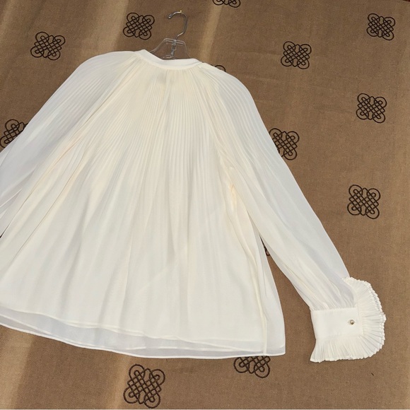 Tory Burch Meryl Ivory Pleated Chiffon Blouse Size 4
Excellente Condition - Picture 12 of 14